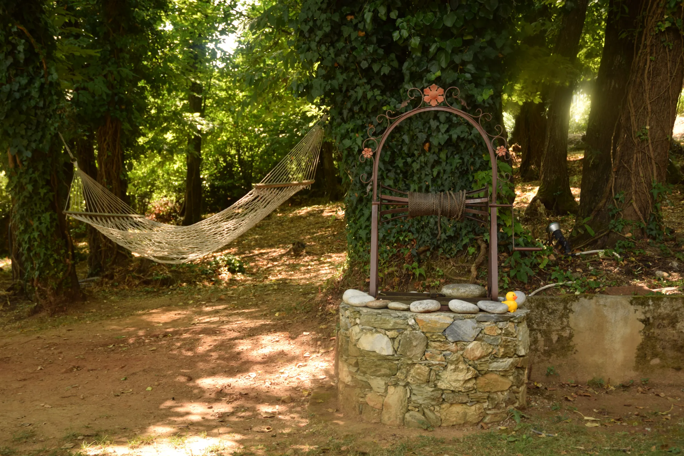 Αιώρα και πέτρινο πηγάδι στο κτήμα
